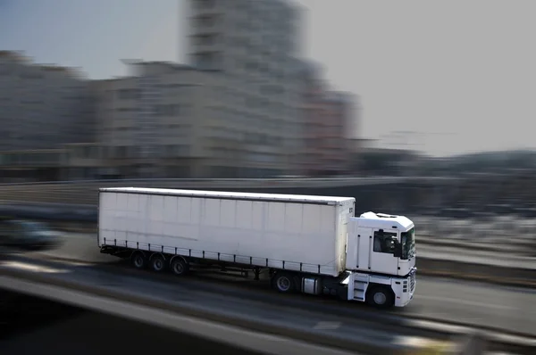 Vrachtwagen op weg — Stockfoto