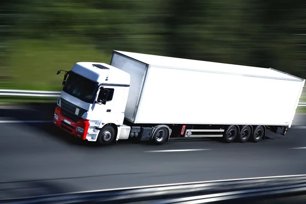 Vrachtwagen op weg — Stockfoto