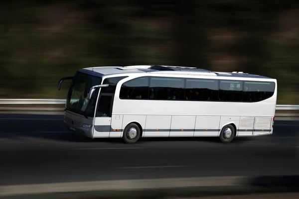 Автобус на дороге — стоковое фото