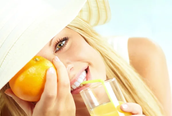 Девушка с апельсиновым соком — стоковое фото