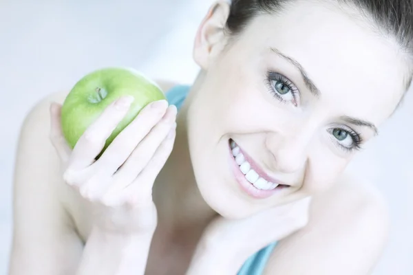 Young woman with apple — Stock Photo, Image