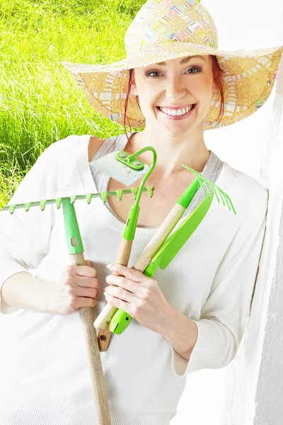Портрет молодой женщины с садовыми инструментами — стоковое фото