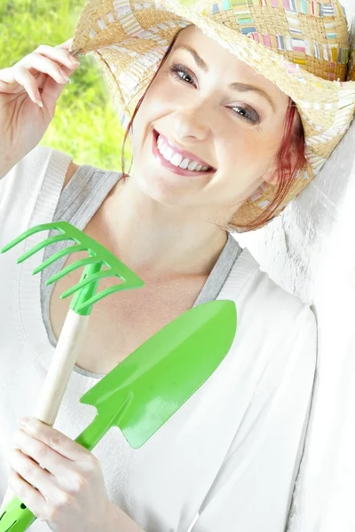 Retrato de mulher jovem com ferramentas de jardinagem — Fotografia de Stock