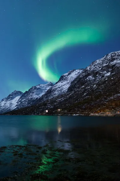 Kuzey ışıkları (Kutup ışıkları) arasında fiyortları yansıyan — Stok fotoğraf