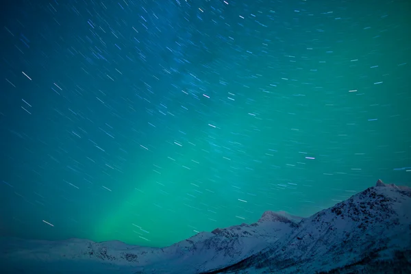 Luces boreales (Aurora Boreal) en el cielo — Foto de Stock