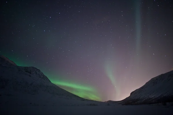 Luzes do norte (Aurora Borealis) no céu — Fotografia de Stock