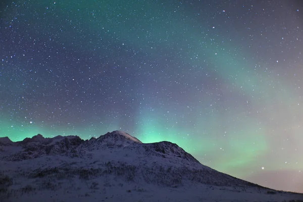 Северное сияние (Aurora Borealis) в небе — стоковое фото