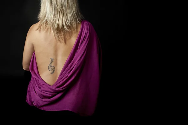 Kobiety z powrotem tatuaż — Zdjęcie stockowe