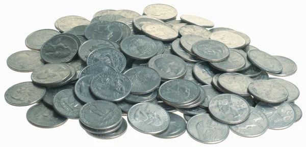 Montón de cuartos de monedas sobre fondo blanco aislado, se enciende desde abajo para eliminar las sombras — Foto de Stock
