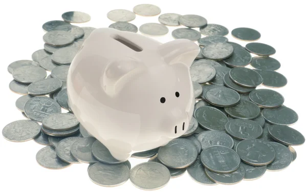 Τράπεζα piggy σε σωρό κέρματα τέταρτα, ανάβει από κάτω από για την εξάλειψη σκιές - ημι αντανακλαστική λευκό χοίρου — Φωτογραφία Αρχείου