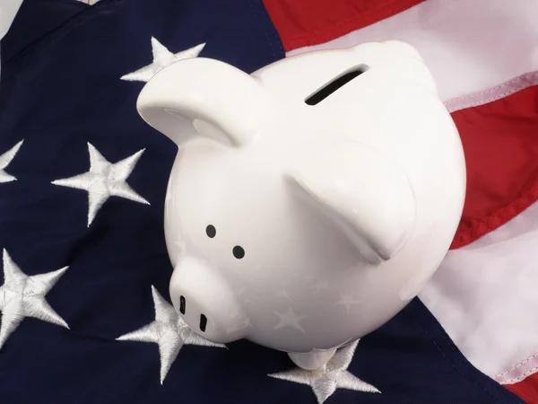 Piggy Bank sur le drapeau américain — Photo