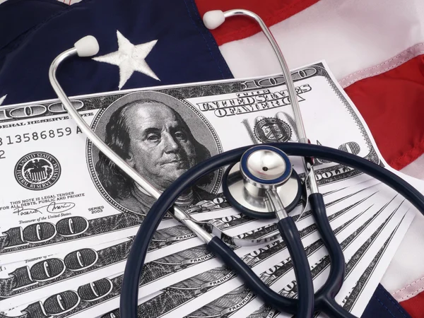 100 Dollar Bills And Stethoscope Over American Flag — Stock Photo, Image