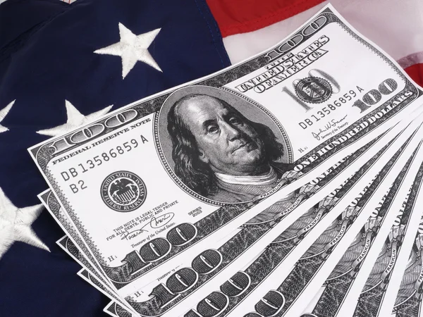 100 Dolar rachunki amerykańską flagę — Zdjęcie stockowe