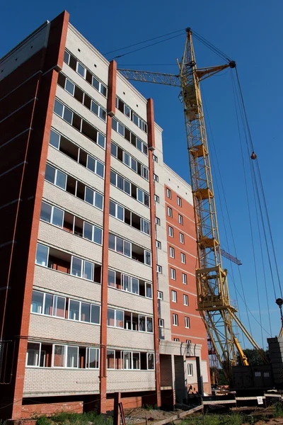 Costruzione dell'edificio in mattoni a più piani . — Foto Stock