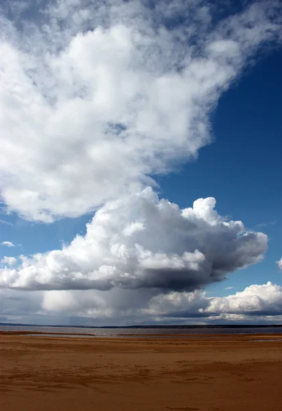 Niebiański krajobraz chmury nad wodą. — Zdjęcie stockowe