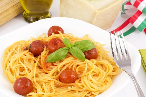Spaghetti met tomaat en basilicum — Stockfoto