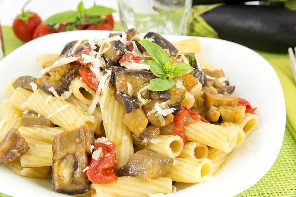 Rigatoni siciliano con berenjena, tomate y parmesano —  Fotos de Stock