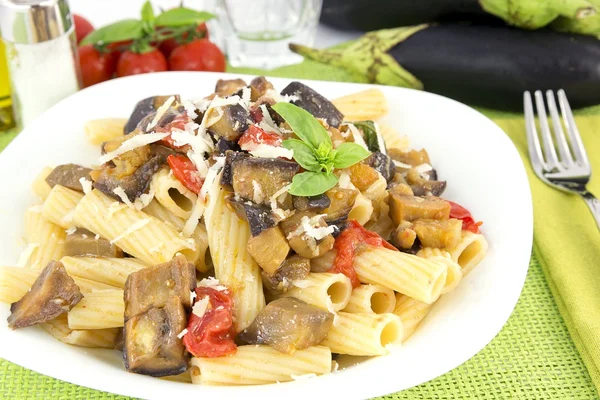 Rigatoni siciliano con berenjena, tomate y parmesano — Foto de Stock