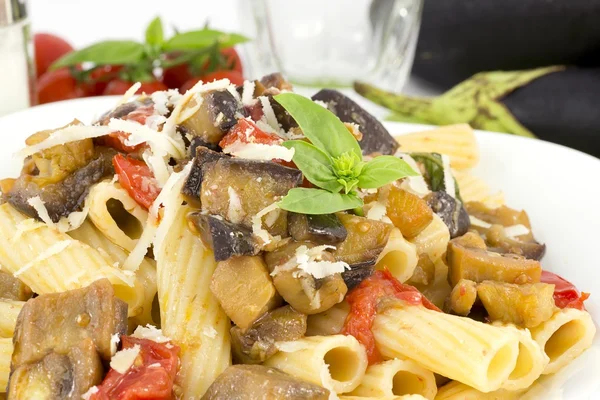 Sicilianska rigatoni med aubergine, tomat och parmesan — Stockfoto