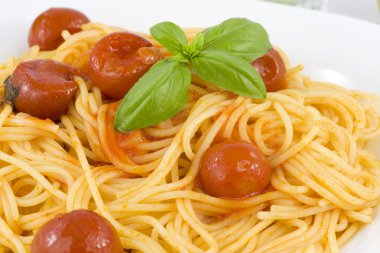 Domates ve fesleğenli spagetti.