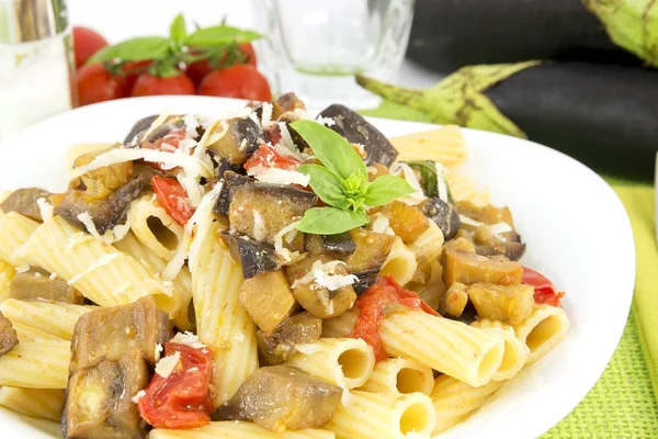 Siciliaanse rigatoni met aubergine, tomaat en Parmezaanse kaas — Stockfoto