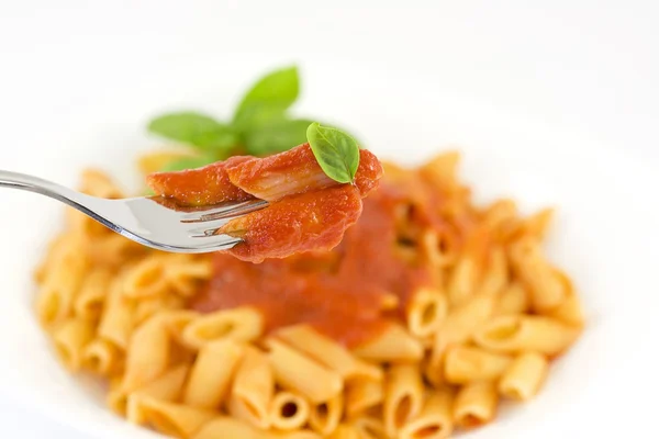 Penne z sosem pomidorowym i bazylią — Zdjęcie stockowe