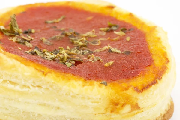 Puf böreği Pizza domates ile — Stok fotoğraf