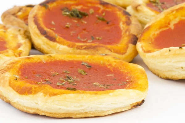 Pizzas de massa folhada com tomates — Fotografia de Stock