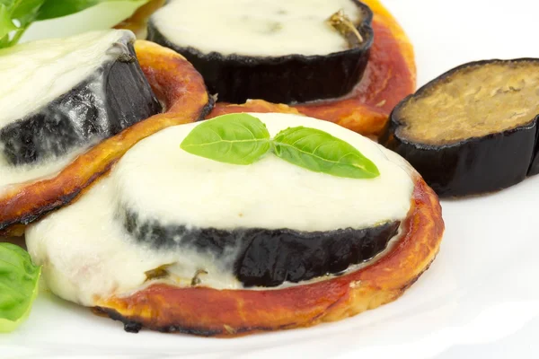 Pizza med aubergine och mozzarella — Stockfoto