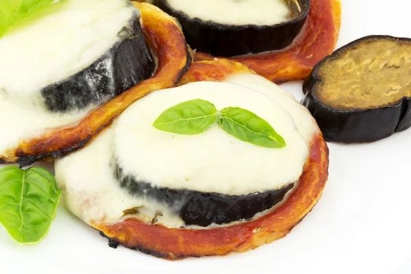 茄子とモッツァレラチーズのピザ — ストック写真