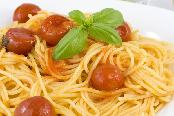 Spaghetti mit Tomate und Basilikum — Stockfoto