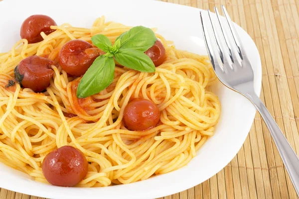 トマトとバジルのスパゲティ — ストック写真