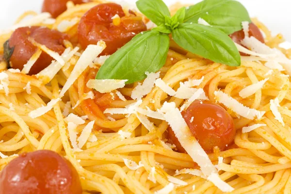 Spaghetti med tomat, basilika och parmesan — Stockfoto
