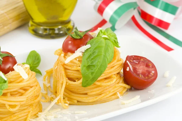 Spaghetti z pomidorami, bazylią i parmezanem — Zdjęcie stockowe