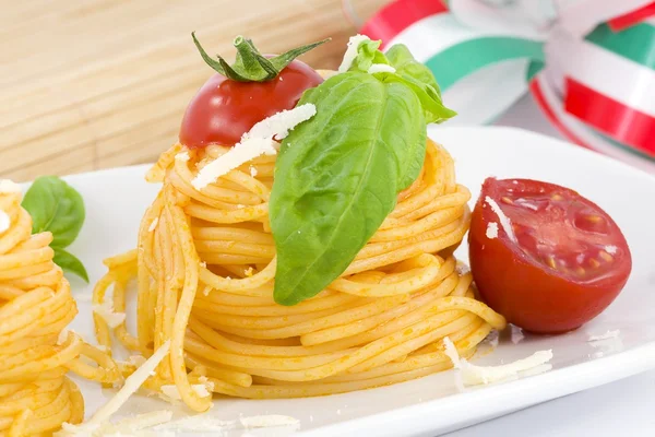 Espaguete com tomate, manjericão e parmesão — Fotografia de Stock