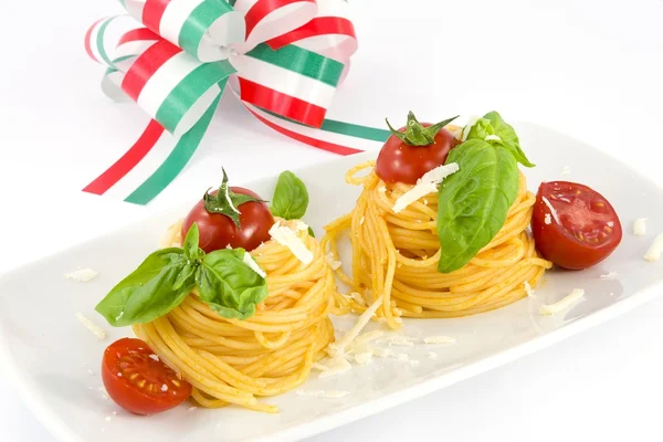 Спагетти с помидорами, базиликом и пармезаном — стоковое фото