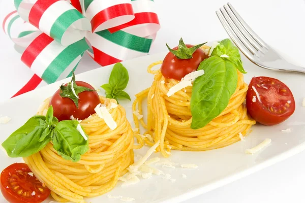 Espaguete com tomate, manjericão e parmesão — Fotografia de Stock