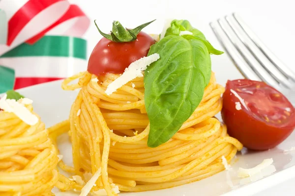 Špagety s rajčaty, bazalkou a parmazánem — Stock fotografie