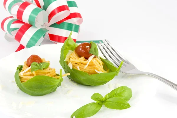 Spagetti tomaatin ja basilikan kanssa — kuvapankkivalokuva