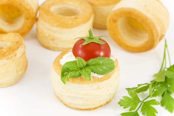 Vol-au-Vent med ost, tomat och basilika — Stockfoto