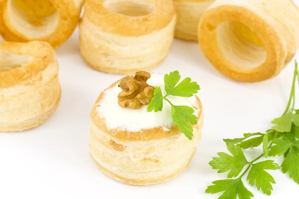 Vol-au-vent with cream cheese and walnuts — Stock Photo, Image