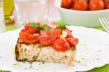 Domates ve fesleğenli bruschetta.