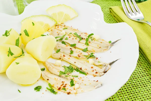 Aperitivo de anchovas e batatas cozidas — Fotografia de Stock