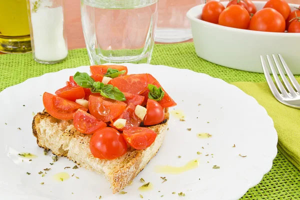 Bruschetta mit Tomate und Basilikum — Stockfoto