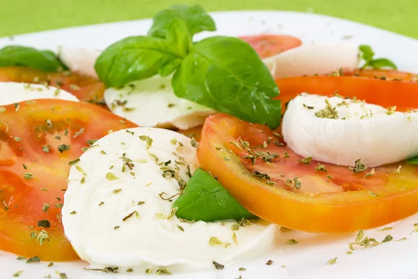 Caprese- tomate, mozzarella et basilic — Photo