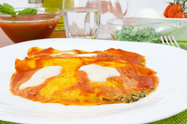 Pannenkoeken met spinazie en mozzarella — Stockfoto
