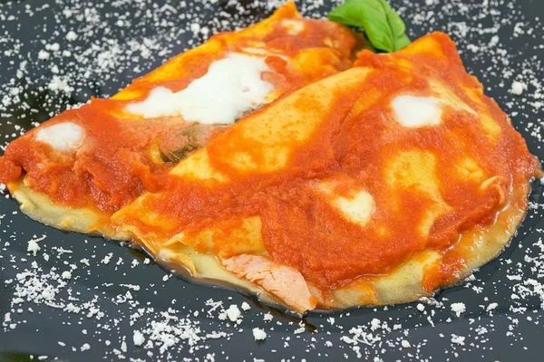 Pannenkoeken gevuld met ham en mozzarella — Stockfoto