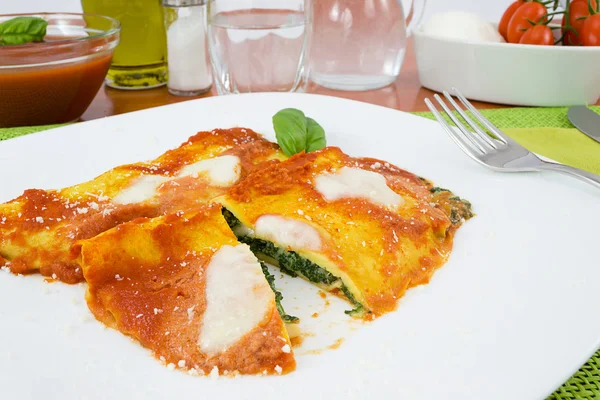 Crepes stuffed with spinach and mozzarella — Stock Photo, Image
