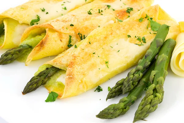Crepes with asparagus and cream sauce — Stock Photo, Image