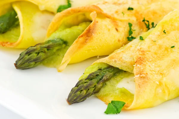 Crepes with asparagus and cream sauce — Stock Photo, Image